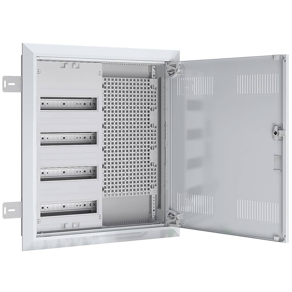 Elektrische Schalttafel mit offener Tür, die leere Steckplätze für Sicherungsautomaten und eine Metallrückwand für Verkabelung zeigt.