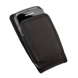 Schwarze Nylon-Telefontasche mit teilweise eingestecktem Telefon, mit der Bezeichnung „WomTec