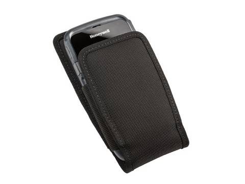 Schwarzes tragbares Honeywell-Gerät in einer sitzenden Schutzholster, schräg auf weißem Hintergrund.