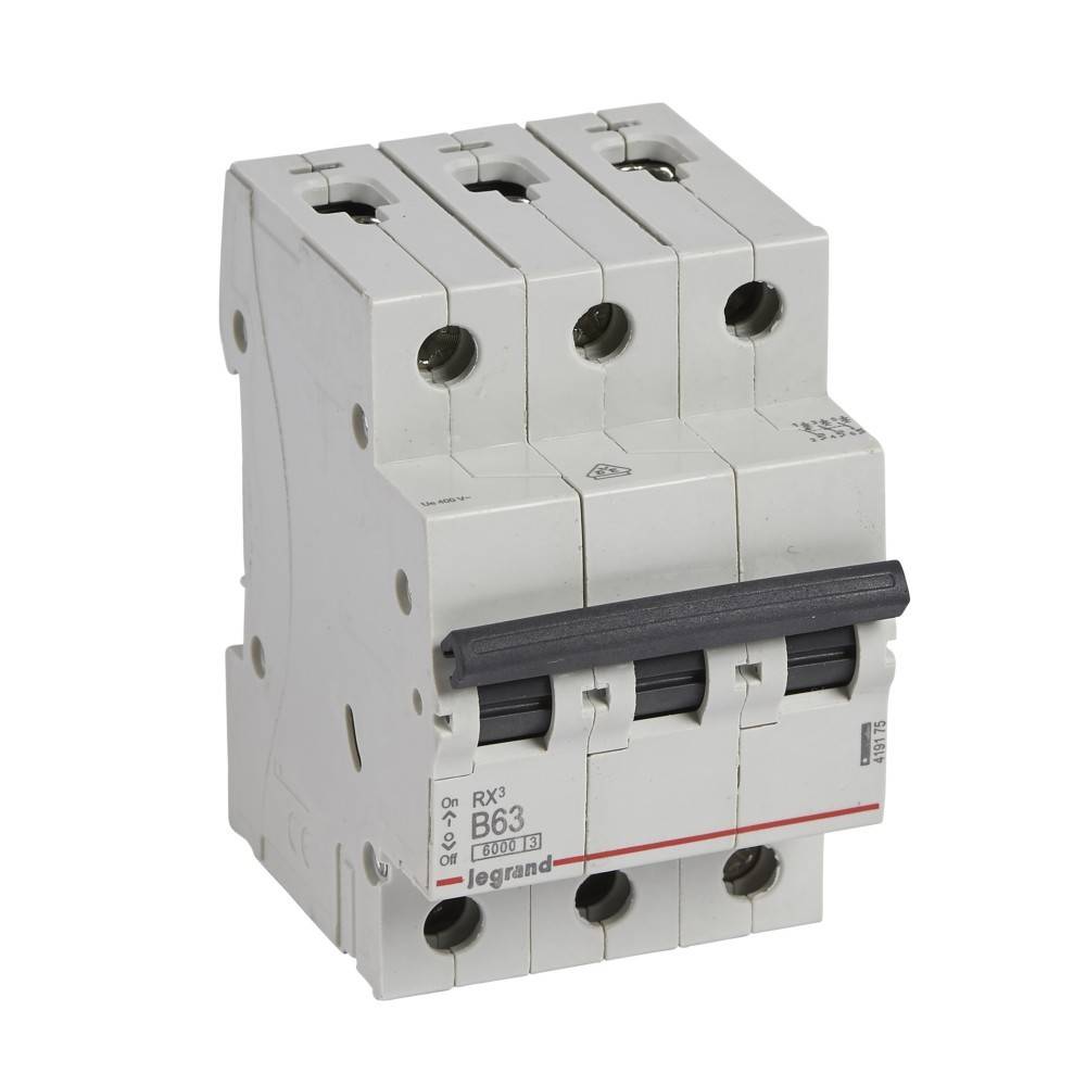 Ein weißer Dreipolschalter mit schwarzen Schaltern, mit der Beschriftung ‚B63', der für elektrische Sicherheit und Überlastschutz konzipiert ist.