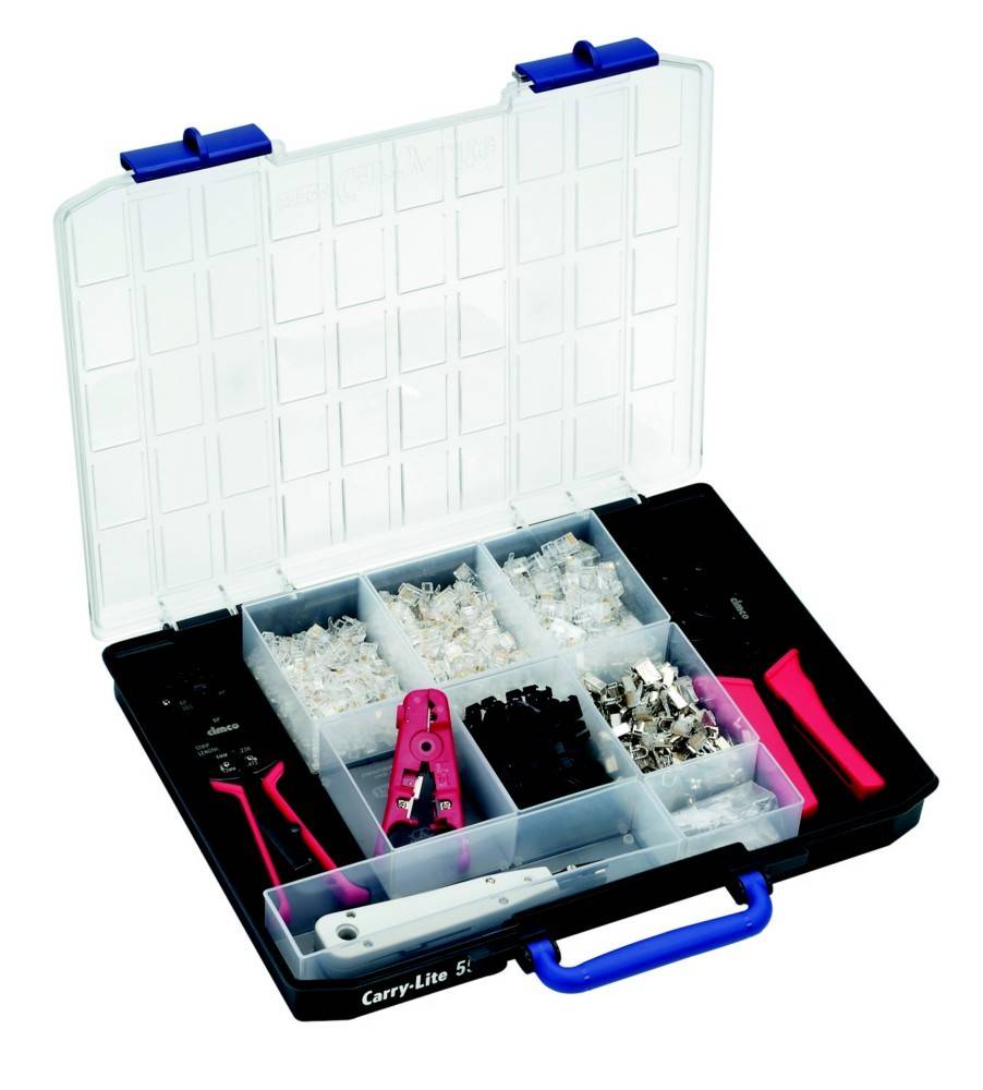 Eine offene Werkzeugbox, die verschiedene Zangen, einen Schraubendreher und mehrere Fächer gefüllt mit Schrauben und Befestigungselementen enthält.