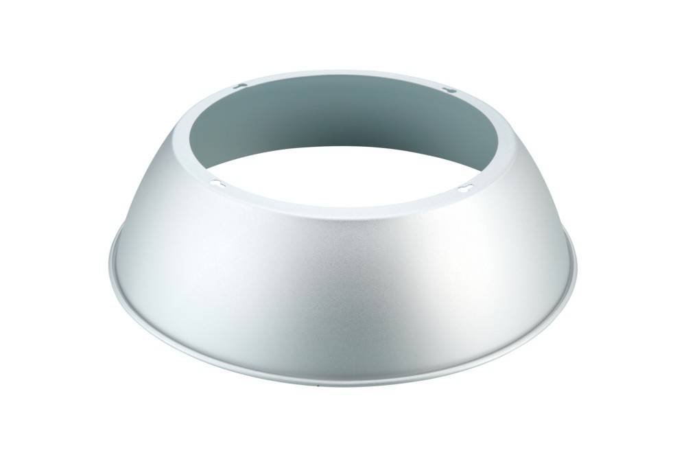Eine silberne metallische kuppelförmige Leuchte, aus einem Winkel leicht von oben betrachtet, die die offene Oberseite und die glatte, gerundete Oberfläche zur Schau stellt.