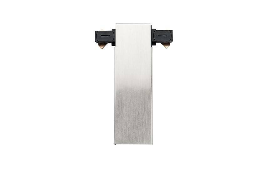 Eine Metallgürtelschnalle mit rechteckiger, gebürsteter Silberfinish, die schwarze Akzente oben und unten aufweist.