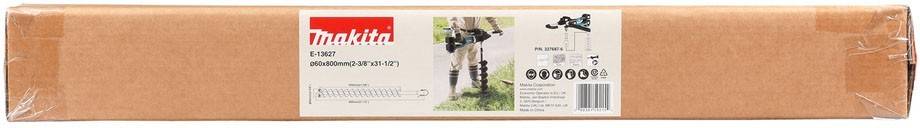 Eine Person verwendet einen tragbaren Erdbohrer, um in einen Rasenbereich in der Nähe eines asphaltierten Weges zu bohren und demonstriert dabei den Betrieb von Outdoor-Ausrüstung.