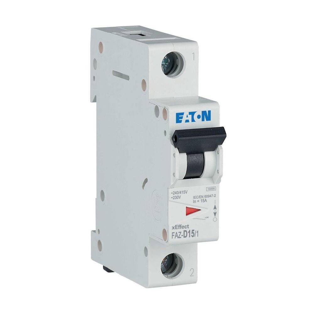 Ein weißer Leitungsschutzschalter mit der Bezeichnung 'Eaton xEffect FAZ-D15/1', mit einem schwarzen Schalter und sichtbaren Anschlussklemmen, verwendet für elektrische Sicherheit.