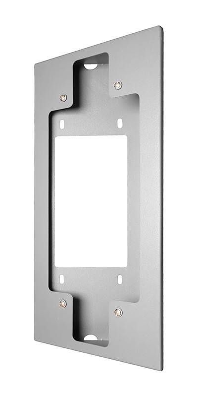 Silbernes Metallwinkel mit rechteckigem Ausschnitt und vier Montagelöchern, entwickelt zum Befestigen von Geräten oder Komponenten an einer Oberfläche.