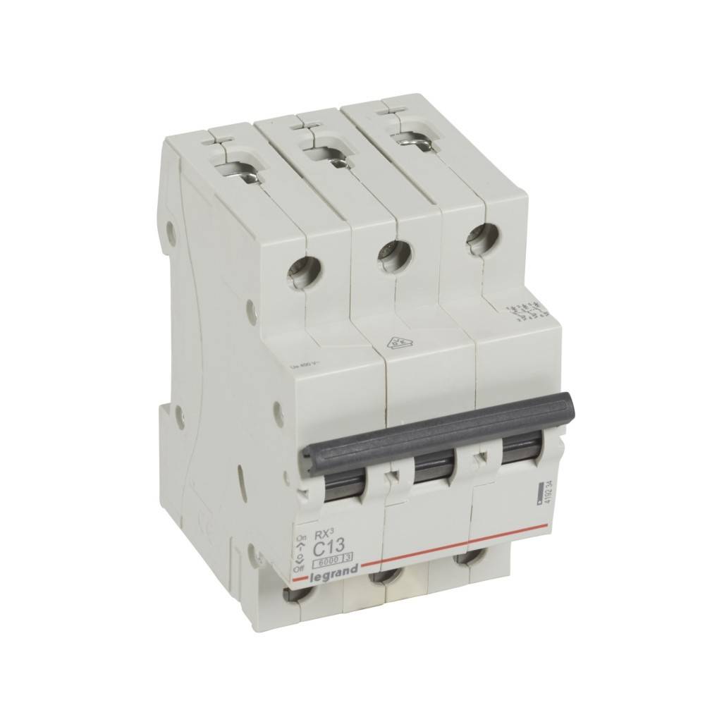 Ein dreipoliger Leistungsschalter mit beschrifteten Schaltern, der entwickelt wurde, um elektrische Schaltkreise vor Überlastungen oder Kurzschlüssen zu schützen.