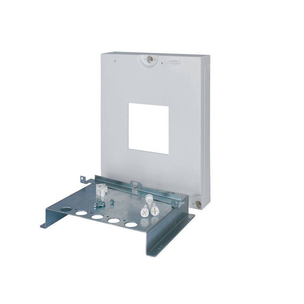 Eine Metallbefestigungshalterung mit mehreren kreisförmigen Ausschnitten ist an einem rechteckigen weißen Panel mit einem quadratischen Ausschnitt in der Mitte befestigt.