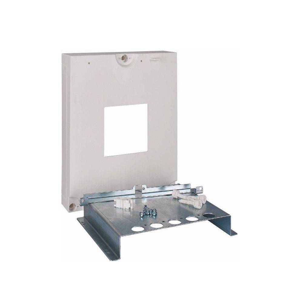 Ein quadratisches elektrisches Gehäuse mit einem zentralen Ausschnitt und einer Metallbasis, die mehrere kreisförmige Öffnungen für Kabel- oder Leitungsanschlüsse aufweist.