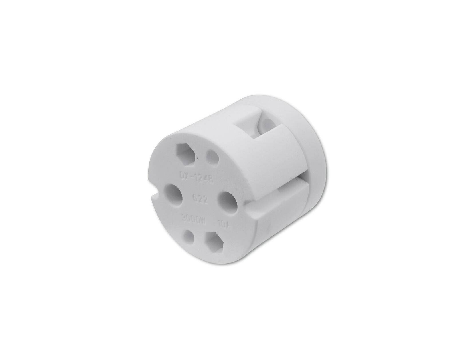 Weißer Adapter mit mehreren Steckdoseneinsätzen für verschiedene Steckerdesigns, verwendet für elektrische Verbindungen.