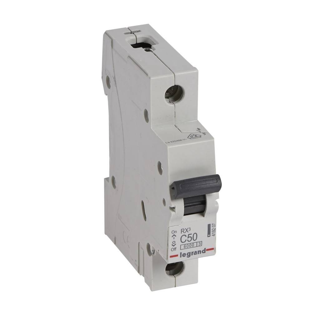 Ein einzelner Legrand RX³ C50 Leistungsschalter mit einem schwarzen Schalter, gekennzeichnet als 'C50' für 50 Ampere.
