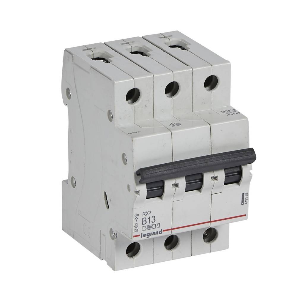 Ein dreipولiger Leistungsschalter von Legrand, mit der Bezeichnung ‚B13', ausgelegt zum Schutz elektrischer Stromkreise.