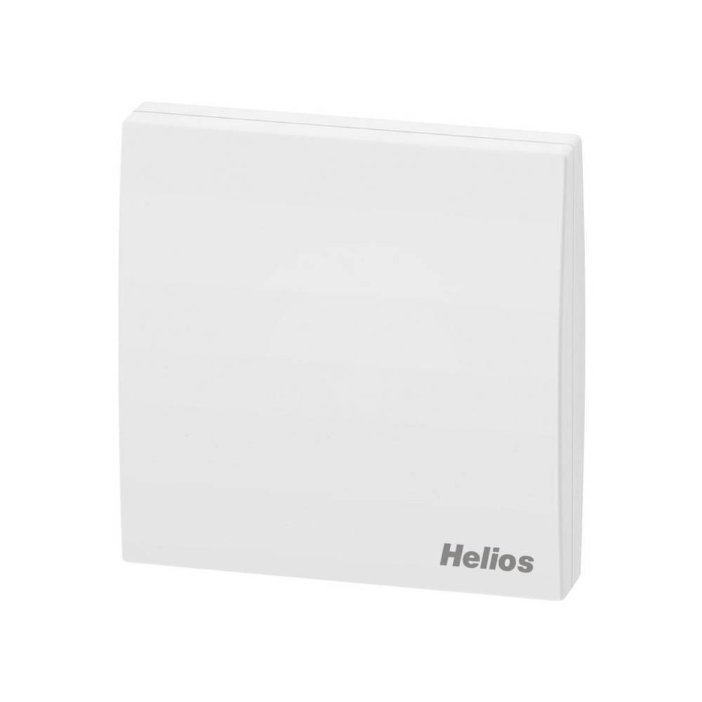 Eine elegante, weiße quadratische Lüftungsgitterabdeckung mit dem 'Helios' Logo in der unteren Ecke, konzipiert für moderne Innenräume.