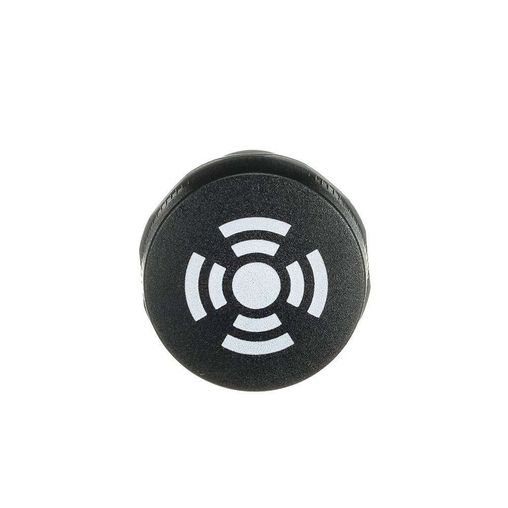 Ein runder, schwarzer Knopf mit einem Symbol aus vier weißen geschwungenen Linien und einem Kreis in der Mitte, ähnlich einem WLAN- oder Signalsymbol.