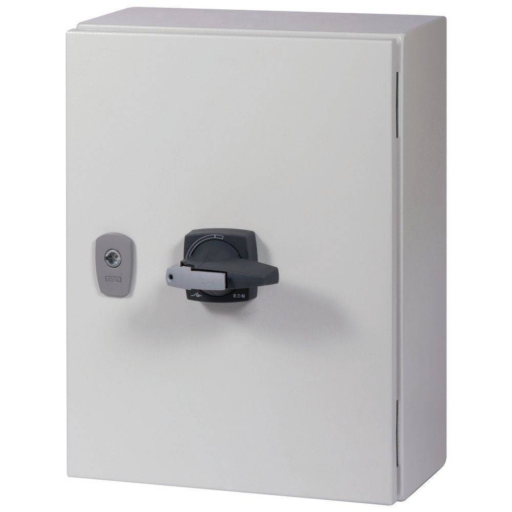 Eine graue Metall-Elektroverteilerdose mit einem Schlüsselloch und einem Griff für sicheren Zugang.