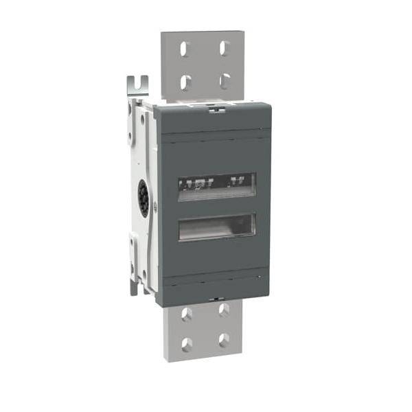 Eine detaillierte Ansicht eines grauen elektrischen Schalters, der auf einem Metallhalter montiert ist und seine Struktur und sein Design für technische Anwendungen präsentiert.