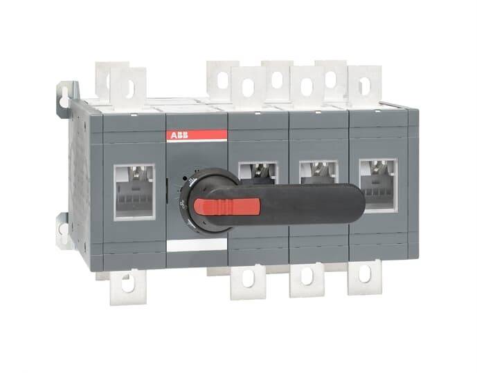 ABB-Marken-Elektroschalter mit einem schwarzen und roten Drehgriff, verwendet zur Steuerung von Stromkreisen, montiert auf einer grauen Grundplatte.