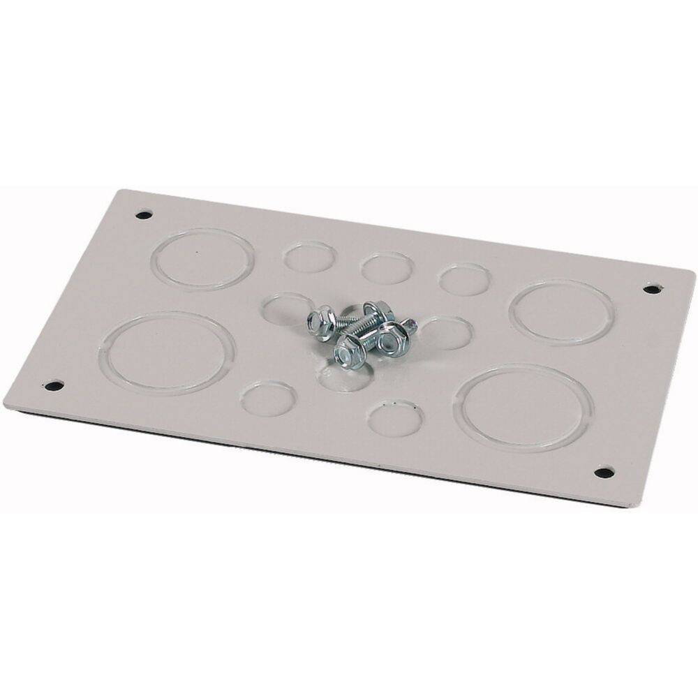 Eine rechteckige graue Metall-Elektroabdeckplatte mit mehreren Ausstanzungen, versehen mit einigen silbernen Schrauben, die darauf liegen.