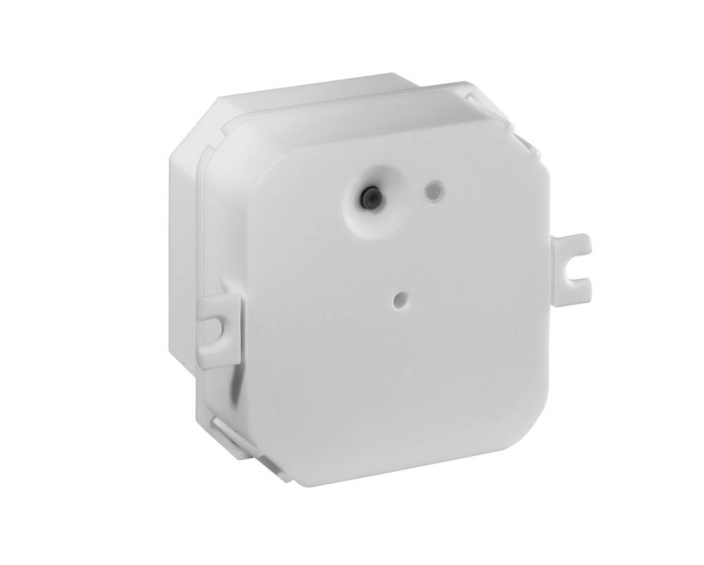 Ein weißer, wandmontierter elektronischer Sensor mit einer zentralen Linse und mehreren Seitenlüftungsöffnungen, der zur Überwachung von Umweltbedingungen verwendet wird.