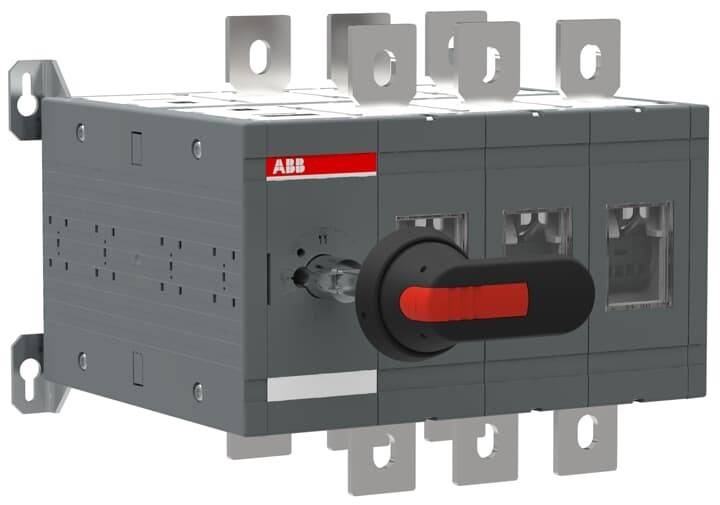 Eine Nahaufnahme eines grauen Elektroschalters mit rotem Hebel, versehen mit einer Reihe von Metallverbindern an der Oberseite, verwendet für die Stromverteilung.