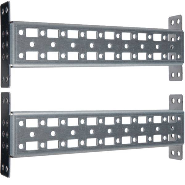 Metall-Wandhalterung mit rechteckigen und kreisförmigen Ausschnitten, entwickelt zur Unterstützung und Organisation von Kabeln oder Ausrüstung in einem industriellen Umfeld.