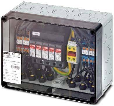 Eine elektrische Verteilerdose mit verschiedenfarbigen Sicherungsautomaten und Verkabelung ist zu sehen, versehen mit einer Beschriftung mit technischen Spezifikationen.