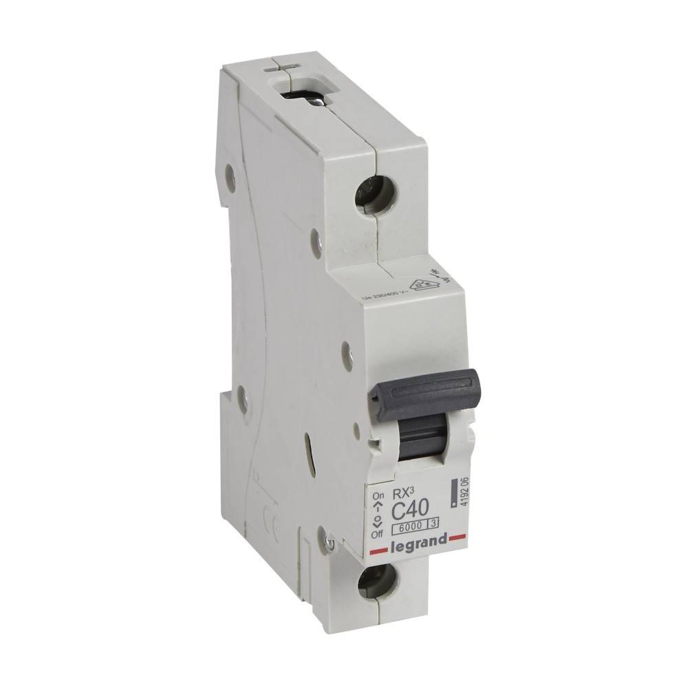 Ein grauer Legrand RX³ C40 Leitungsschutzschalter mit einem schwarzen Schalter, der für den elektrischen Leitungsschutz konzipiert ist, wird im Profil dargestellt.