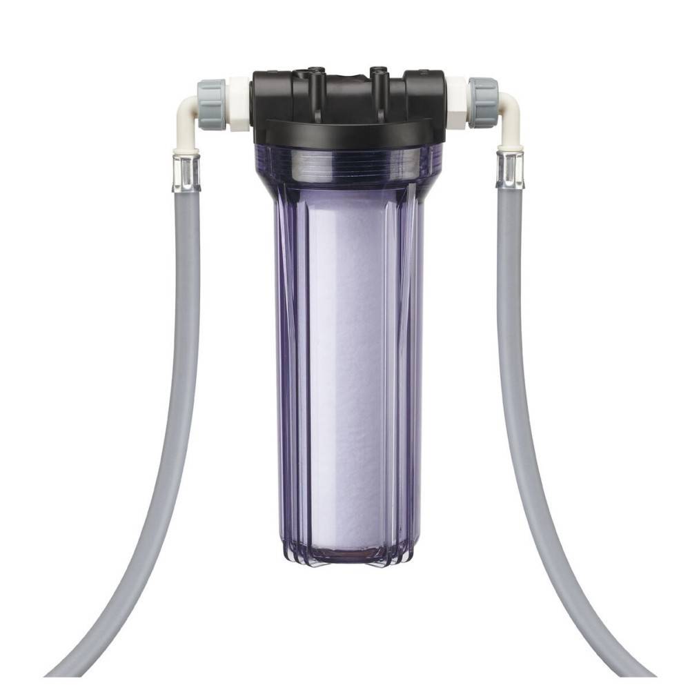 Ein transparentes Wasserfiltergehäuse mit einem schwarzen Deckel, das an zwei grauen Schläuchen auf beiden Seiten angeschlossen ist und für den Einsatz in Wasserversorgungssystemen von Wohngebäuden verwendet wird.