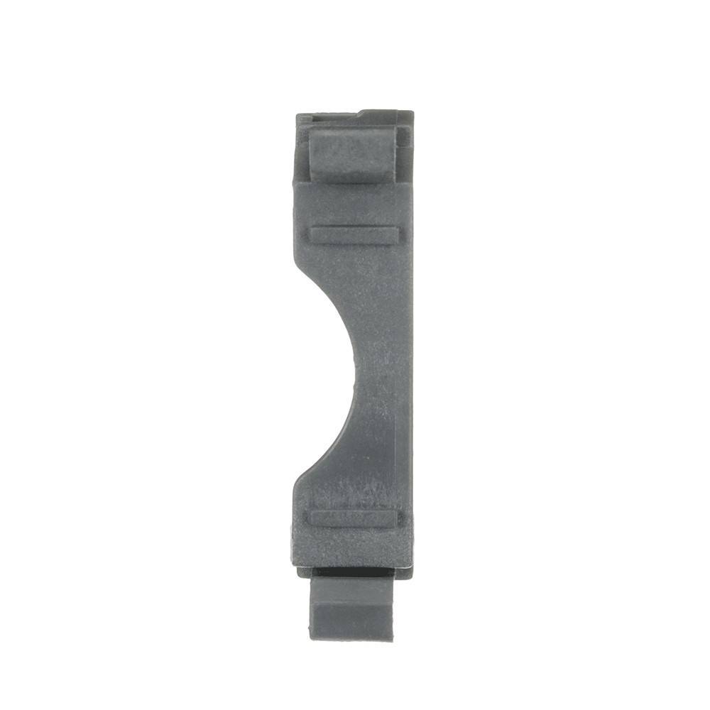 Ein grauer Metallclip wird vor einem weißen Hintergrund gezeigt, der eine geriffelte Oberfläche mit Schlitzen an Ober- und Unterseite zur Befestigung aufweist.