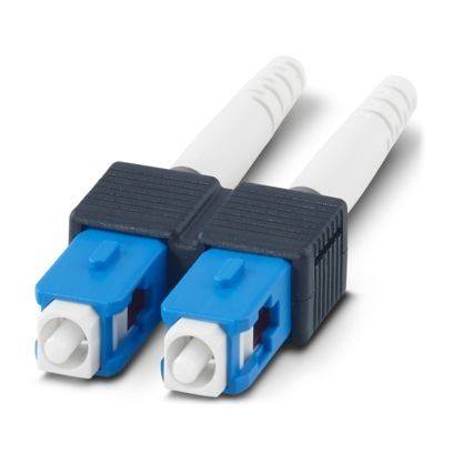 „Zwei blaue Glasfaser-Steckverbinder mit weißen Kabeln verbunden, zeigen SC-Steckverbinder, die für Netzwerkverbindungen verwendet werden.