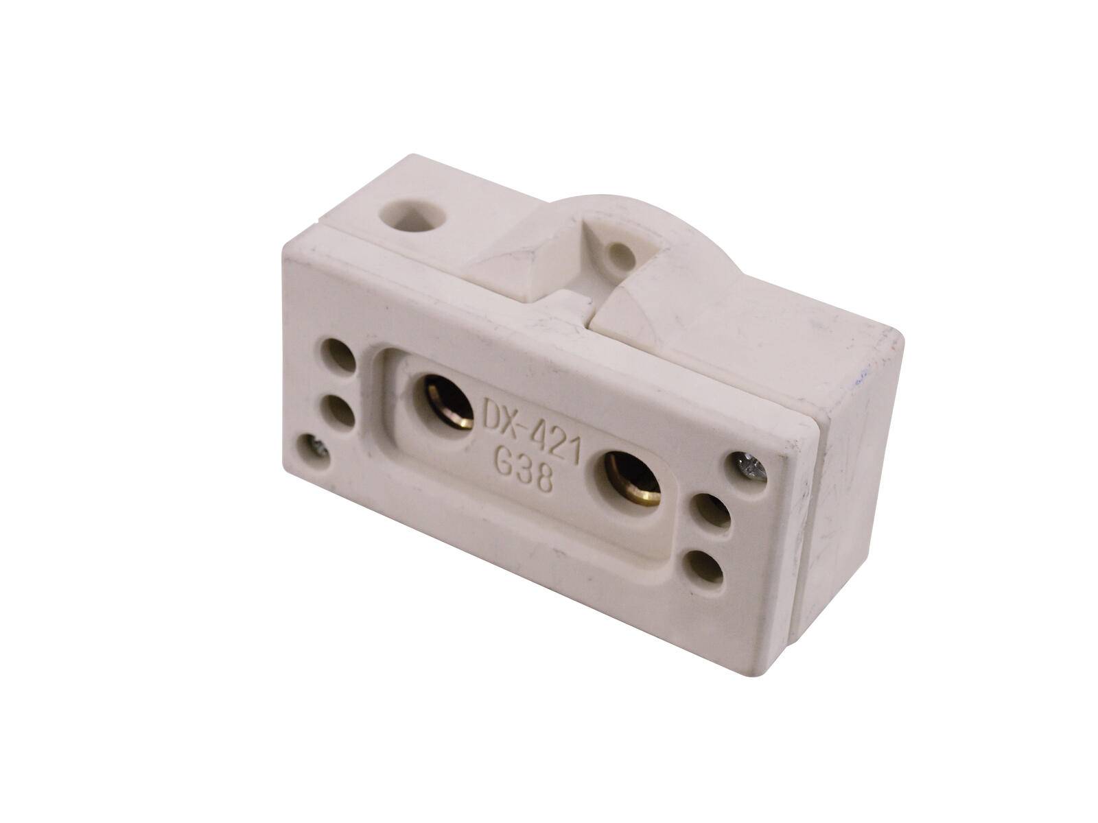 DX 421 G38' Keramik-Anschlussblock mit vier Löchern auf einer Seite und zwei sichtbaren Metallverbindern im Inneren. Wird für elektrische Verbindungen verwendet.