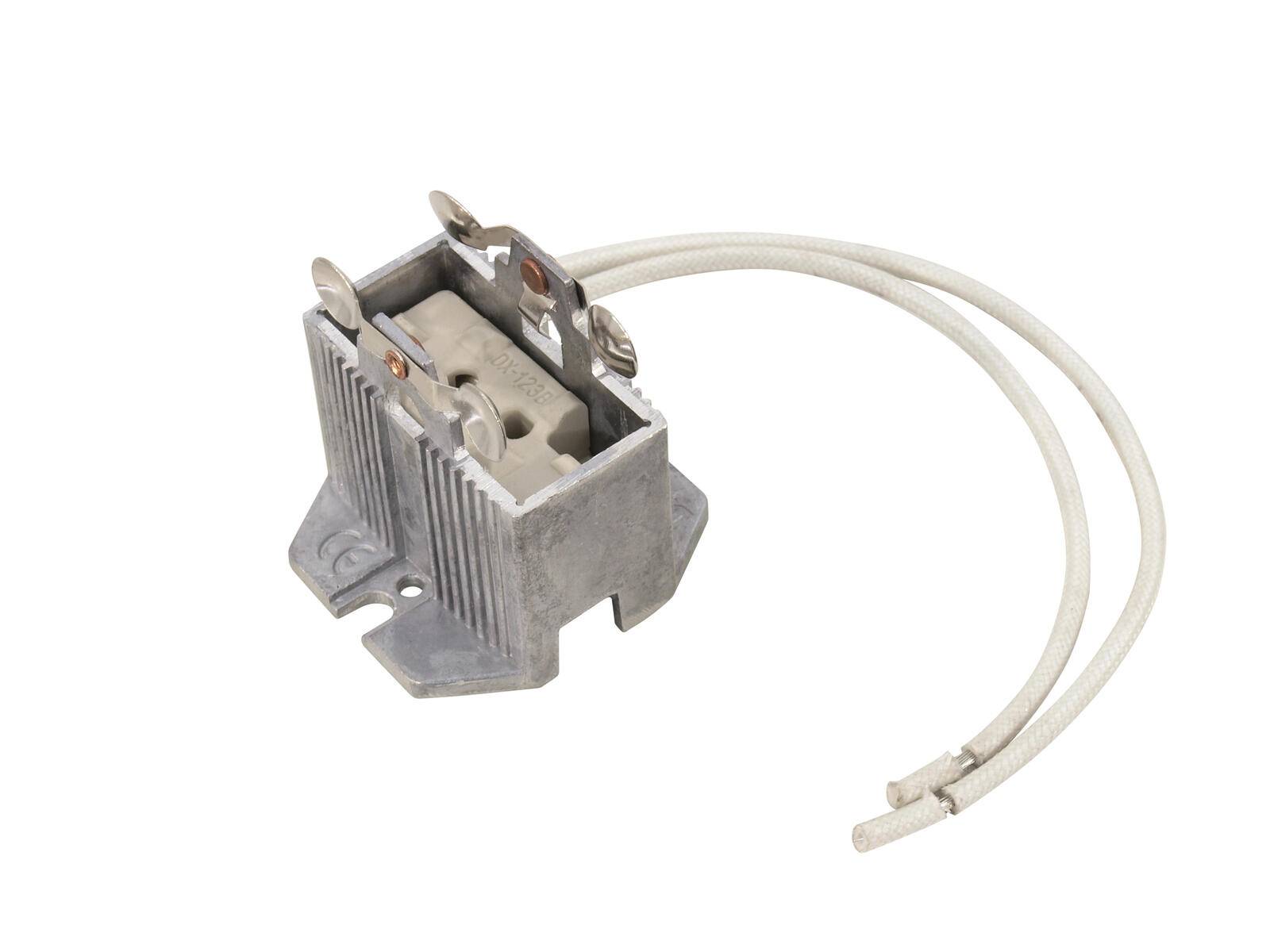 Ein metallischer rechteckiger elektrischer Anschluss mit einer weißen Keramikbasis, zwei Schrauben und angeschlossenen weißen Kabeln, vor einem einfarbig weißen Hintergrund.