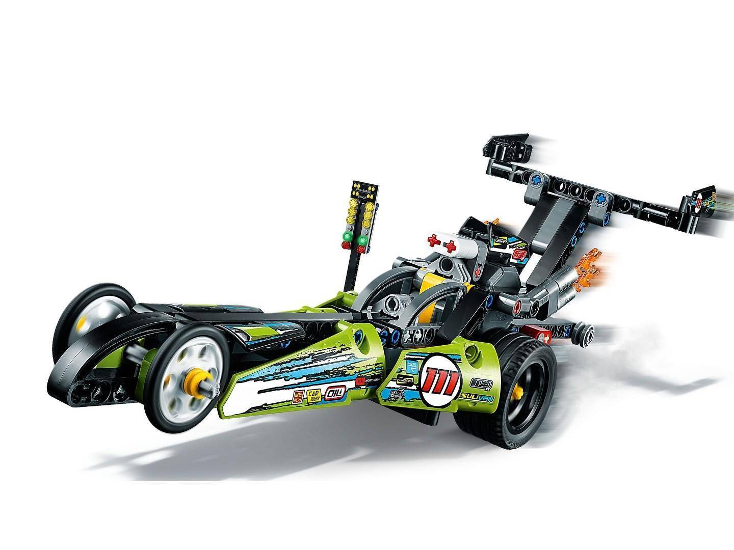 Ein grünes LEGO-ähnliches Dragster-Auto mit übergroßem Heckflügel, Flammendetails und einer Minifigur-Fahrerin, gezeigt auf weißem Hintergrund.
