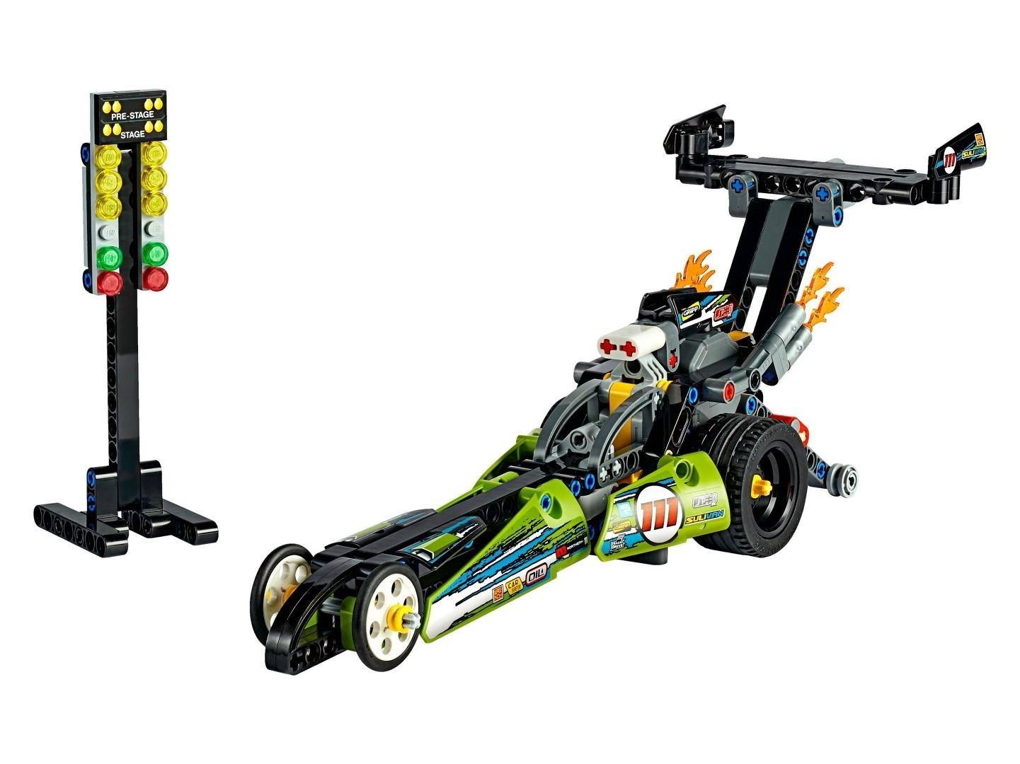 LEGO-Stil Drag-Racing-Auto mit Heckspoiler neben einem Startlicht-Turm, gezeigt auf weißem Hintergrund