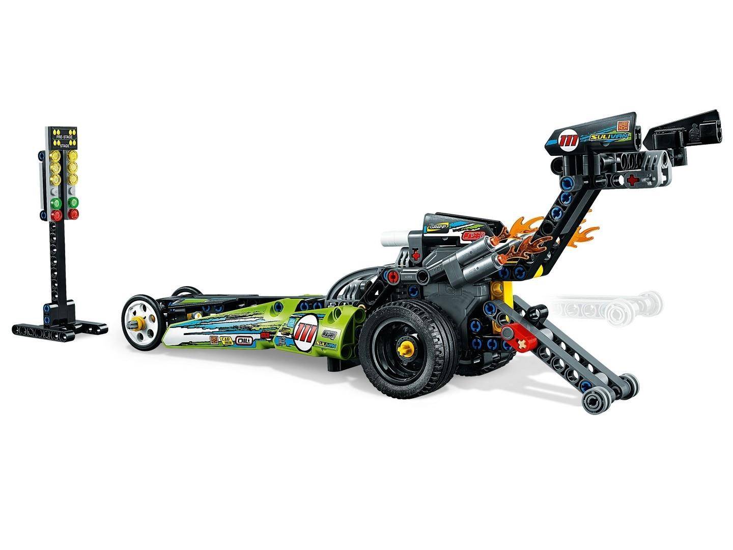 LEGO-ähnliches Dragster-Rennfahrzeug mit einem hohen Startlichtsignal-Turm auf der linken Seite und einem übergroßen Heckmotor sowie Flügel auf der rechten Seite.