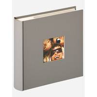 Graues Hardcover-Fotoalbum mit einem kleinen quadratischen Covertoto von zwei lächelnden Menschen mit Sonnenbrillen.