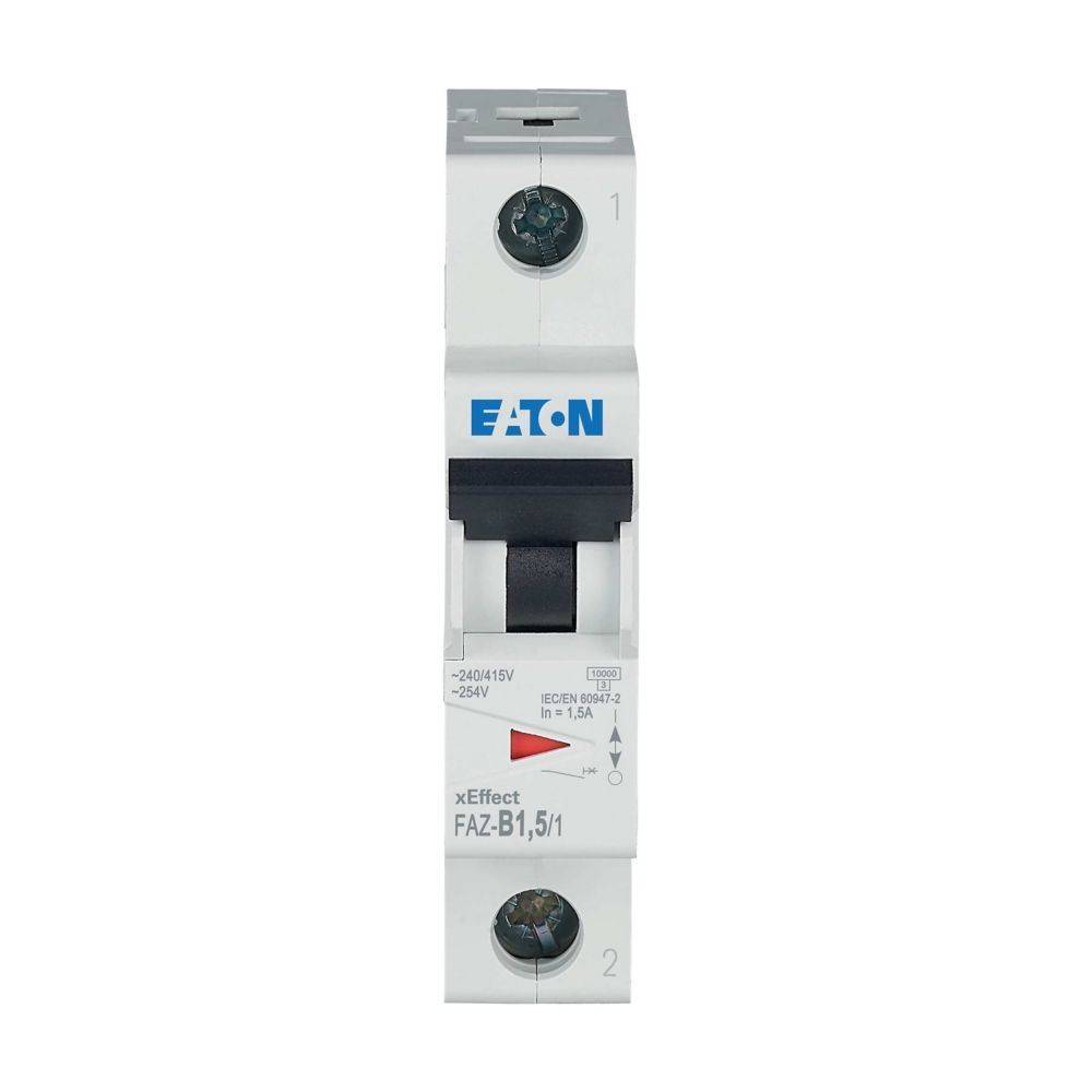 Ein weißer Eaton-Leitungsschutzschalter mit der Bezeichnung ‚FAZ-B1, 1/1' ist abgebildet. Er verfügt über einen Kippschalter in der Mitte und Spannungsangaben, die darauf gedruckt sind.