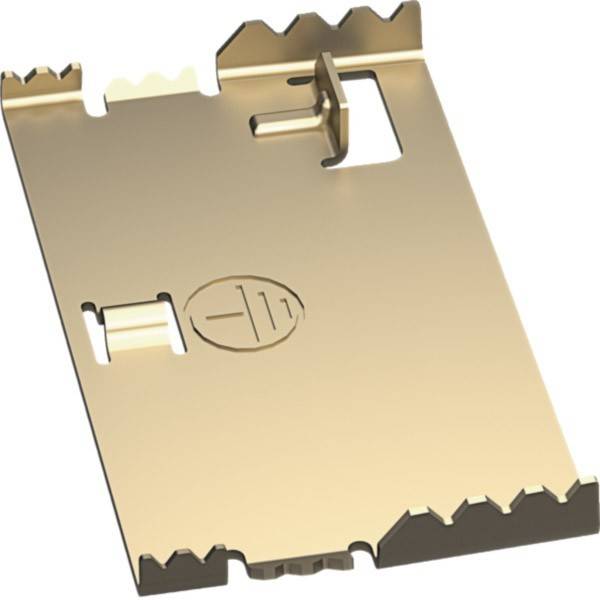 Ein goldenes, rechteckiges Metallstück mit gezackten Kanten und einer zentralen kreisförmigen Gravur.