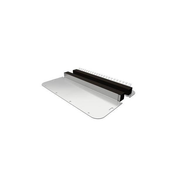 Eine silberne elektronische Tastatur mit einer Reihe weißer Tasten, mit einer flachen Abdeckung, die sich über der Oberseite erstreckt, wahrscheinlich zum Schutz oder zur Unterstützung.