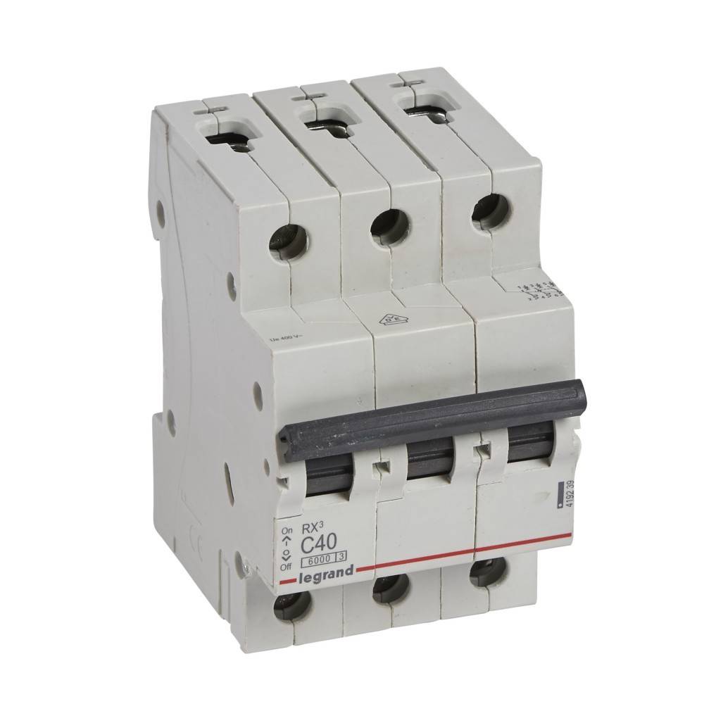 Ein dreiphasiger Schutzschalter mit der Bezeichnung 'C40' und dem Legrand-Logo, der zur Absicherung elektrischer Stromkreise gegen Überlastung oder Kurzschluss verwendet wird.