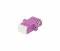 Violetter optischer Glasfaseradapter mit weißer Frontkappe auf weißem Hintergrund.