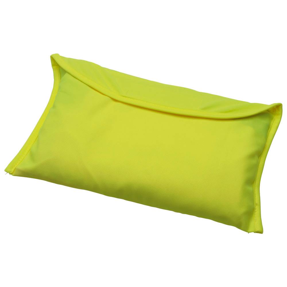 Ein gelbes, rechteckiges Kissen mit einer glatten Stoffoberfläche.