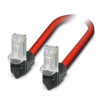 Ein rotes Ethernet-Kabel mit zwei Steckern, die im Bild scharf fokussiert sind und transparente Kunststoffclips zeigen, das für Netzwerkverbindungen verwendet wird.