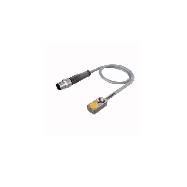 Ein rechteckiger Metallsensor mit Kabel und Anschluss, der einen kreisförmigen gelben Indikator auf seiner Oberfläche trägt.