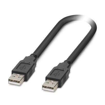 Schwarzes USB-Kabel mit männlichen USB-A-Anschlüssen an beiden Enden, dargestellt auf weißem Hintergrund.