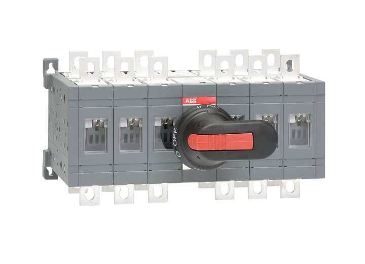 Ein mehrpoliger elektrischer Schalter mit einem schwarzen und roten Drehgriff, der auf die 'AUS'-Position eingestellt ist und modulare graue Komponenten aufweist.