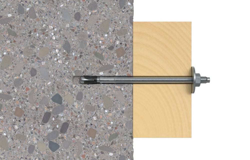 Metallischer Ankerbolzen, teilweise in eine strukturierte Betonoberfläche geschraubt, mit einem Holzblock, der eine Befestigungsmethode veranschaulicht.