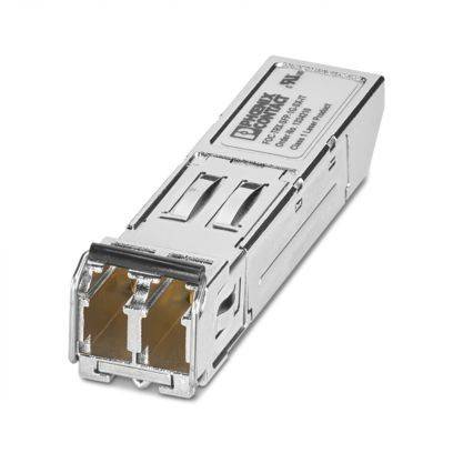 Ein rechteckiges SFP-Modul aus Silbermetall mit zwei Anschlüssen und Beschriftung oben, das für Netzwerkverbindungen verwendet wird.