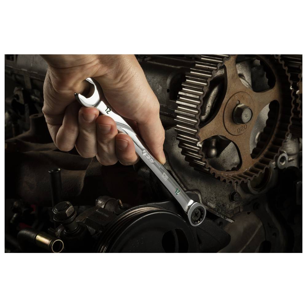 Eine Hand, die einen Schraubenschlüssel verwendet, um einen Bolzen an einem Motor anzupassen, mit sichtbaren Zahnrädern und mechanischen Komponenten im Hintergrund.