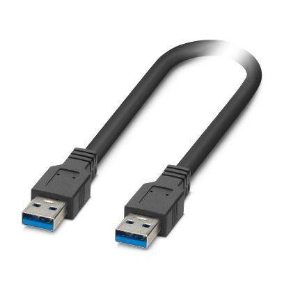 Schwarzes USB 3.0-Kabel mit zwei männlichen Type-A-Anschlüssen auf weißem Hintergrund.